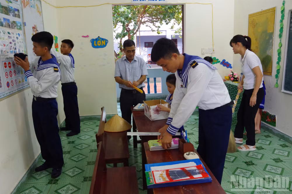 ndo_br_can-bo-chien-si-giao-vien-phu-huynh-va-hoc-sinh-trang-tri-lop-hoc-chuan-bi-khai-giang-nam-hoc-moi.jpg