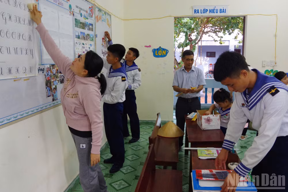ndo_br_can-bo-chien-si-giao-vien-phu-huynh-va-hoc-sinh-trang-tri-lop-hoc-chuan-bi-khai-giang.jpg