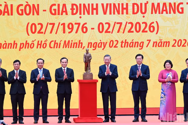 Tổng Bí thư, Chủ tịch nước Tô Lâm trao bức tượng Chủ tịch Hồ Chí Minh tặng Đảng bộ, chính quyền và nhân dân Thành phố Hồ Chí Minh.