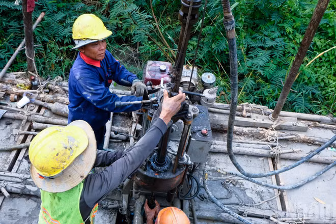 Nhiều máy khoan chuyên dụng đã đồng loạt triển khai các mũi khoan khảo sát địa chất dọc đại lộ Nguyễn Văn Linh.