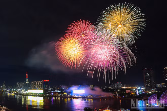 Pháo hoa rực rỡ đã thắp sáng bầu trời Thành phố Hồ Chí Minh đón chào năm mới 2026.