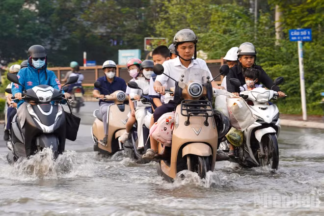 Triều cường đạt đỉnh kết hợp với mưa lớn khiến nhiều tuyến đường tại Thành phố Hồ Chí Minh ngập sâu.