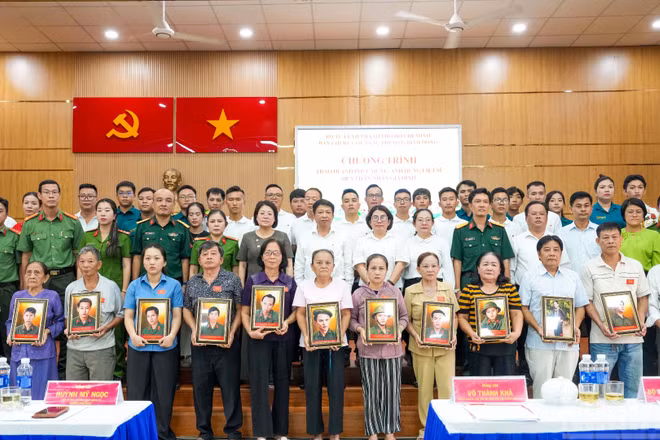 16 gia đình liệt sĩ tại Thành phố Hồ Chí Minh được trao di ảnh phục dựng miễn phí từ những bức ảnh cũ.