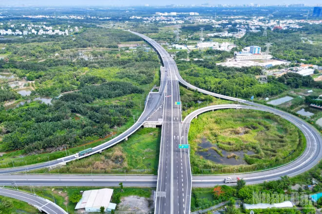 Cao tốc Bến Lức-Long Thành dài 57,8km đang hoàn tất những công đoạn cuối cùng, sẵn sàng thông xe toàn tuyến.