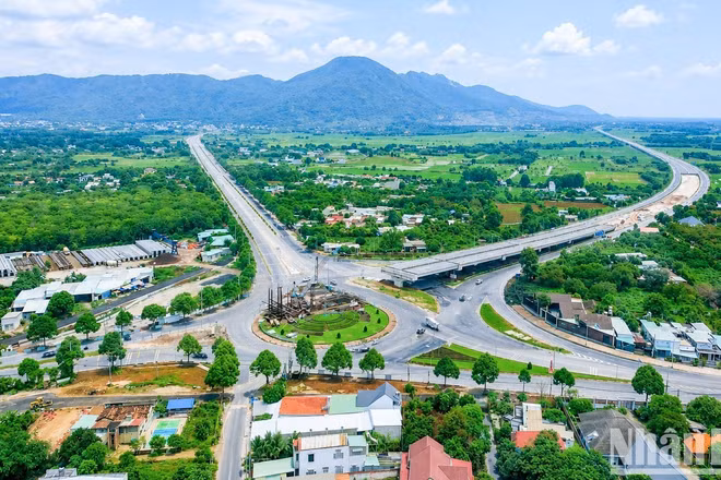 Cao tốc Biên Hòa-Vũng Tàu với đô thị biển Thành phố Hồ Chí Minh.