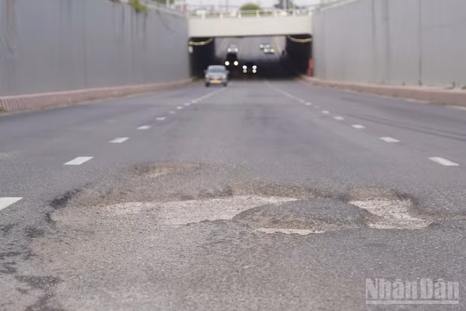 Mặt đường Nguyễn Văn Linh xuống cấp, xuất hiện nhiều sự cố về ổ voi, ổ gà, tiềm ẩn nguy cơ tai nạn cho người tham gia giao thông.
