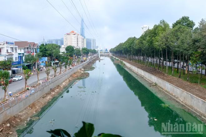 Rạch Đá Đỏ từng bước thay đổi diện mạo với lòng rạch được nạo vét.