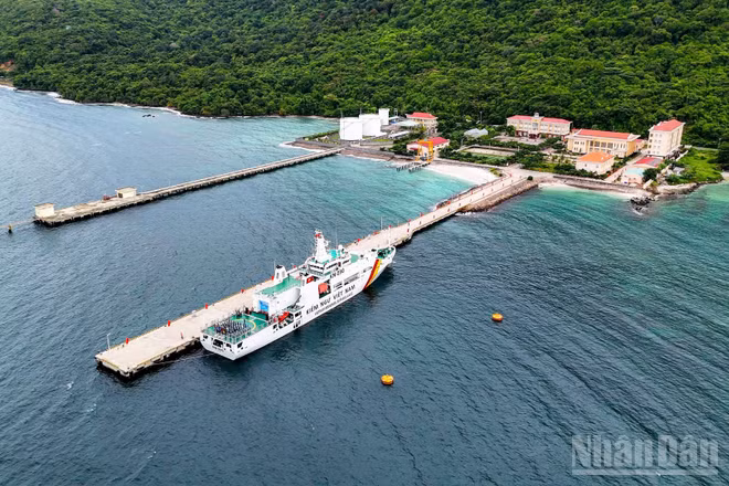 Trang trọng Lễ chào cờ trên boong tàu Kiểm ngư 290.