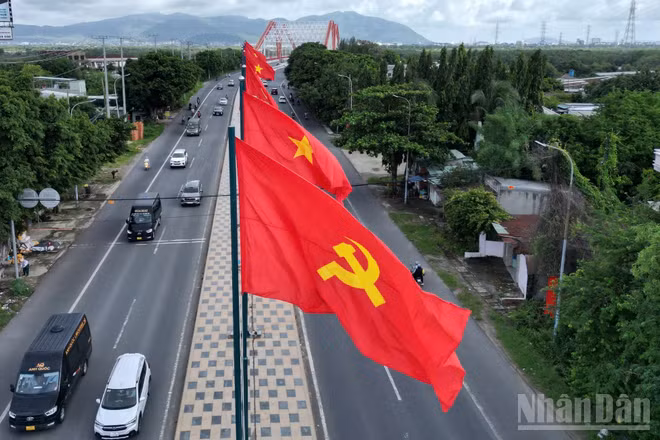 Thành phố Hồ Chí Minh những ngày này rực rỡ cờ hoa, biểu ngữ. Sắc đỏ thiêng liêng của cờ Tổ quốc tung bay trong gió, không chỉ làm bừng sáng diện mạo “siêu đô thị”, mà còn thắp lên trong lòng mỗi người dân niềm tự hào của dân tộc.