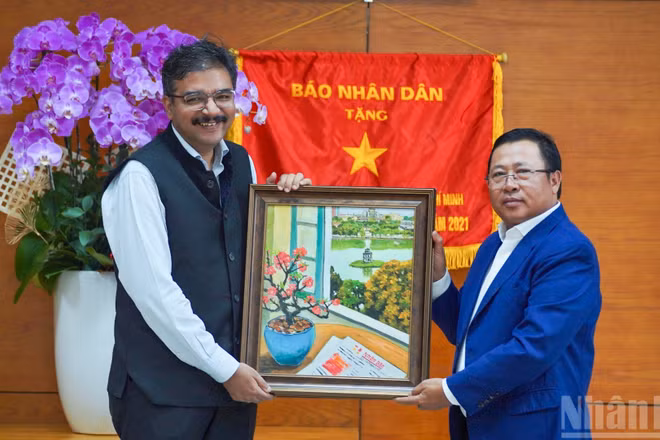 Trưởng Đại diện Báo Nhân Dân tại khu vực miền nam đã tiếp Tiến sĩ Vipra Pandey, Tổng Lãnh sự Ấn Độ tại Thành phố Hồ Chí Minh.