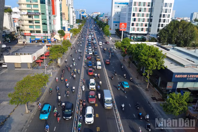 Tổ chức giao thông đảo chiều linh hoạt trên đường Cộng Hòa.