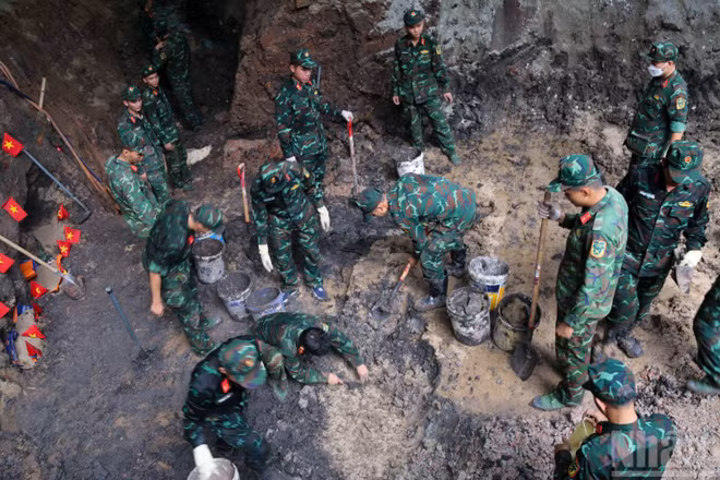 Lực lượng chức năng tập trung mở rộng hố chôn tìm kiếm hài cốt liệt sĩ tại công viên Lê Thị Riêng.