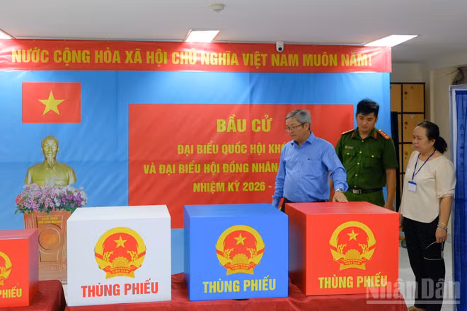 Các tổ bầu cử trên địa bàn các phường, xã hoàn tất việc trang trí khu vực bỏ phiếu, bảo đảm trang nghiêm, đúng quy định.