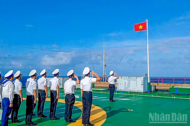 Cán bộ, chiến sĩ Nhà giàn DK1 trang nghiêm thực hiện nghi lễ chào cờ nhân kỷ niệm 81 năm Quốc khánh nước Cộng hòa xã hội chủ nghĩa Việt Nam.