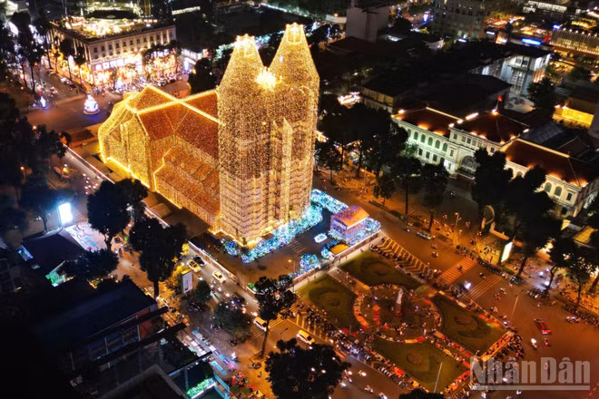 [Ảnh] Rộn ràng không khí đêm Giáng sinh tại Thành phố Hồ Chí Minh