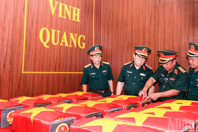 Đoàn công tác của Quân ủy Trung ương, Bộ Quốc phòng đã đến dâng hương tưởng niệm các Anh hùng liệt sĩ và kiểm tra công tác tìm kiếm, quy tập hài cốt liệt sĩ.