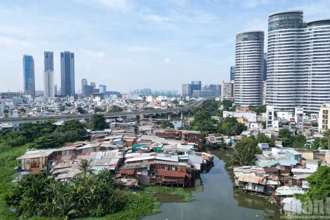 Rạch Văn Thánh dài khoảng 1,9km, nối từ cầu Điện Biên Phủ đến ngã ba kênh Nhiêu Lộc-Thị Nghè, đi qua địa bàn phường Thạnh Mỹ Tây, Thành phố Hồ Chí Minh.