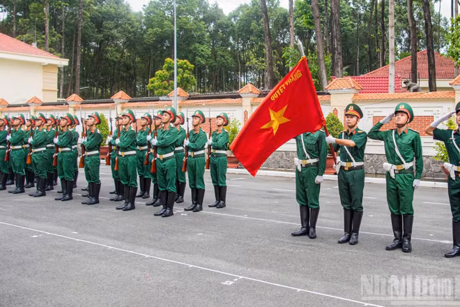 Chiến sĩ Tiểu đoàn 180, Bộ Tham mưu Quân khu 7 đang khẩn trương luyện tập đội hình tiêu binh danh dự và nghi lễ thượng cờ tại chương trình nghệ thuật “Tổ quốc trong tim”.