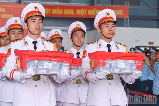 Bàn giao 13.563 mẫu hài cốt liệt sĩ ra Hà Nội phục vụ giám định ADN xác định danh tính.