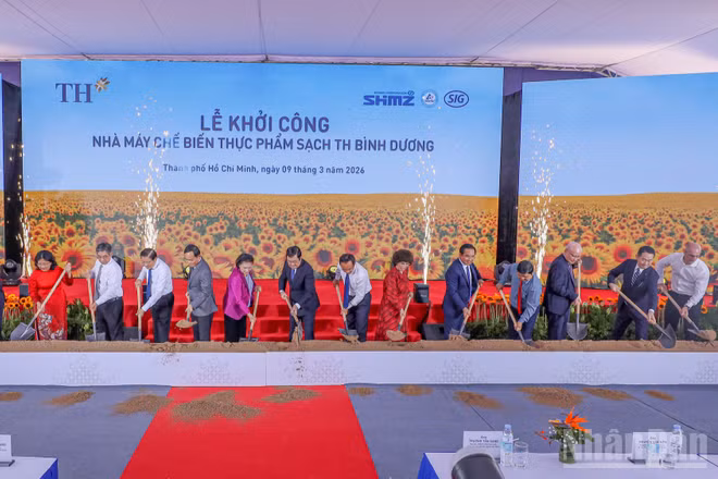 Đại biểu thực hiện nghi thức khởi công Nhà máy TH Bình Dương.