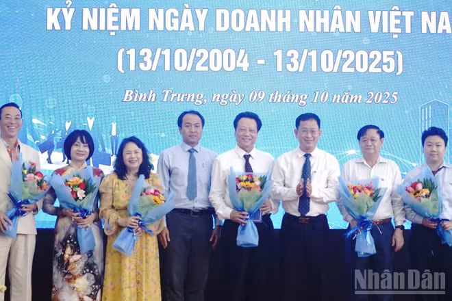 Bí thư phường Bình Trưng trao Giấy khen các doanh nghiệp tiêu biểu. 