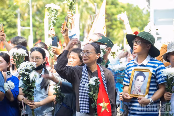 Người dân Thành phố Hồ Chí Minh tiễn đưa các liệt sĩ về nơi an nghỉ.