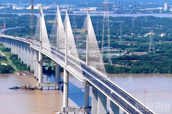 Cầu Bình Khánh trên tuyến cao tốc Bến Lức-Long Thành đã đón những dòng phương tiện đầu tiên lưu thông ổn định qua sông Soài Rạp.