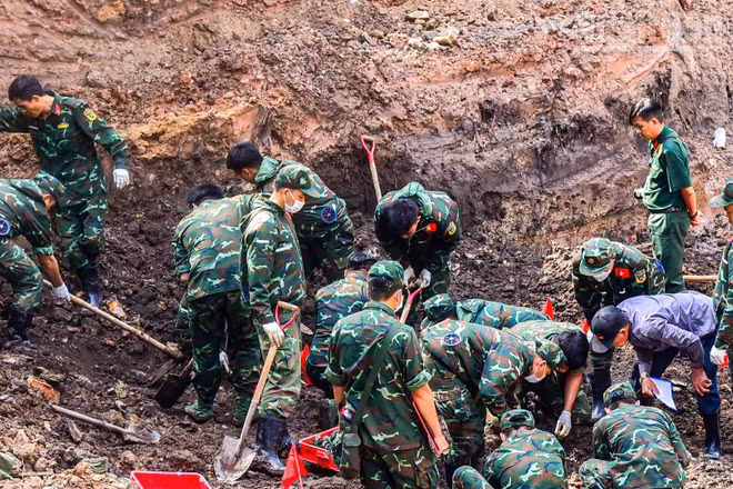 Cán bộ, chiến sĩ Đội K74 Bộ Tư lệnh Thành phố Hồ Chí Minh miệt mài thực hiện nhiệm vụ, quy tập hài cốt liệt sĩ.