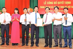 Lễ công bố Quyết định thành lập Chi bộ Công ty TNHH CEC Việt Nam trực thuộc Ðảng bộ phường Mỹ Ðình 1 (quận Nam Từ Liêm). Ảnh: MẠNH CƯỜNG