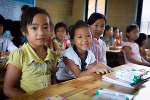 Ðã là năm thứ ba, những đứa trẻ vùng cao được học trong một ngôi trường đẹp như một bông hoa rừng. Ảnh: VŨ SƠN