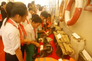 Triển lãm thu hút đông đảo học sinh đến tham quan.