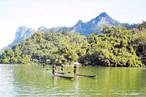 Du thuyền độc mộc trên hồ Ba Bể.