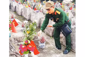 Mỗi khi có dịp, ông Vũ Văn Cảnh lại lên thắp hương cho đồng đội tại Nghĩa trang liệt sĩ Vị Xuyên (Hà Giang).