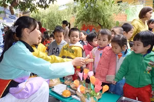 Học sinh Trường Mẫu giáo số 10 (Ba Đình - Hà Nội) vui thích tham gia phiên chợ tổ chức tại trường.