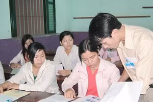 Ðối chiếu ảnh với chứng minh nhân dân, phiếu báo thi trước giờ thi tại điểm thi Trường Lê Quý Ðôn.