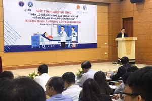 Thứ trưởng Y tế Nguyễn Viết Tiến phát biểu tại lễ mitting.