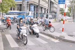 Ngã tư Lý Thường Kiệt - Hồng Bàng (quận 5) đã thông thoáng hẳn nhờ được mở đường nhánh rẽ phải vào đường Hồng Bàng.