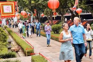 Du khách tham quan Văn Miếu.