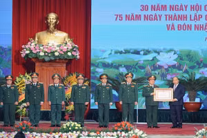 Thừa ủy quyền của Chủ tịch nước, Thủ tướng Nguyễn Xuân Phúc trao trao Huân chương Quân công hạng nhất tặng QĐND Việt Nam.