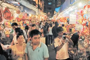 Con đường luôn đông nghẹt vào mỗi buổi tối.