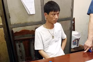 Tú "khỉ" cùng tang vật sau khi bị bắt.