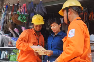 Công nhân ngành điện Thủ đô tuyên truyền, vận động người dân sử dụng điện an toàn, hiệu quả, phòng chống cháy nổ. Ảnh: TOÀN THẮNG