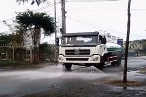 Rất nhiều ý kiến cho rằng nên khôi phục hạng mục rửa đường để giảm ô nhiễm bụi. 
