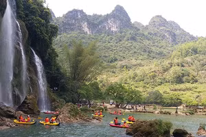Chèo kayak trên sông Quây Sơn