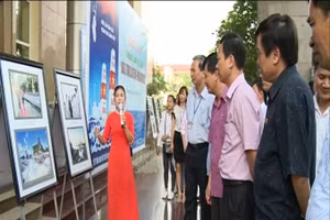 Thuyết minh viên giới thiệu tư liệu hình ảnh về Hoàng Sa, Trường Sa tới các tầng lớp nhân dân.