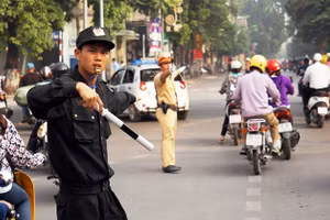 Các lực lượng chức năng điều hành giao thông, chống ùn tắc tại các nút giao thông trong giờ cao điểm. (Ảnh: ĐĂNG ANH)