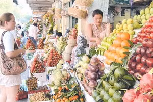 Chợ Bến Thành, nơi tập trung đủ các loại sản vật, hàng hóa trong nước và nước ngoài, thu hút đông đảo khách du lịch đến 