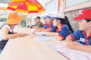 Tại nhà ga, bến xe, đường phố, cổng trường... luôn có lực lượng áo xanh tình nguyện túc trực để đưa đón thí sinh đến địa điểm thi, tìm nhà trọ giá rẻ, tư vấn kinh nghiệm... hoàn toàn miễn phí.