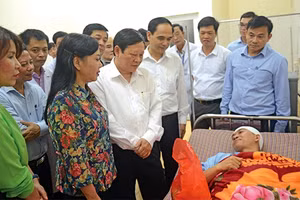 Bộ trưởng Nguyễn Thị Kim Tiến cùng đoàn công tác Bộ Y tế thăm hỏi bác sĩ Lê Quang Dương. Ảnh: Thái Bình