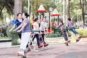Dụng cụ luyện tập được lắp đặt tại Công viên Gia Ðịnh.
